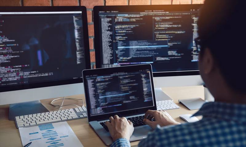 数据科学选型:R与Python如何赋能上城区网站建设?